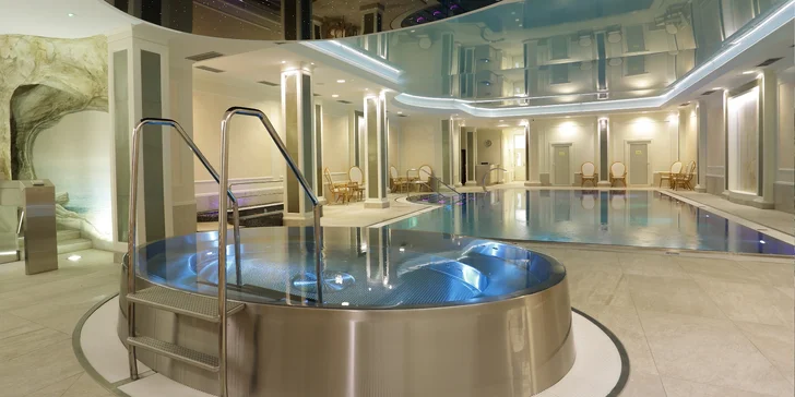 4* relax v Karlových Varoch: bazénové a wellness centrum aj kúpeľné procedúry, raňajky či polpenzia