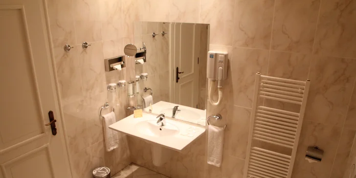 4* relax v Karlových Varoch: bazénové a wellness centrum aj kúpeľné procedúry, raňajky či polpenzia