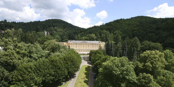 4* relax v Karlových Varoch: bazénové a wellness centrum aj kúpeľné procedúry, raňajky či polpenzia