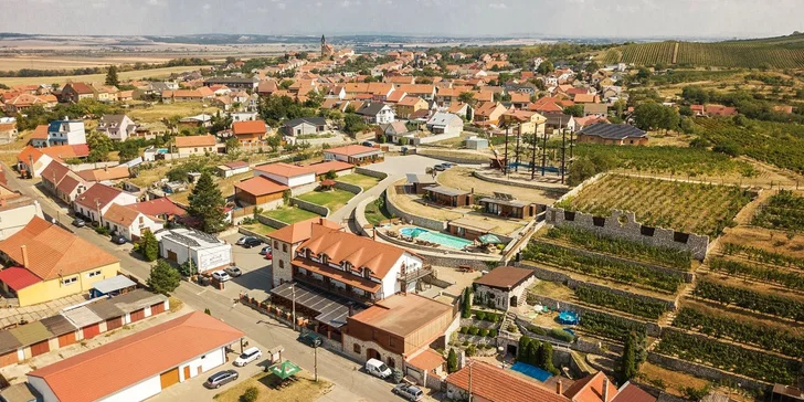 Pobyt vo vychýrenom vinárstve v Zaječí: raňajky, degustácia vín aj Valentín s polpenziou