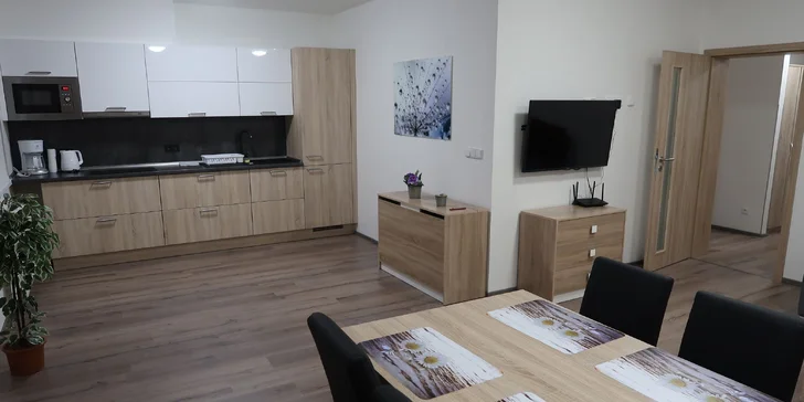 Až 15 dní pri Lipne: moderná izba aj s balkónom, donáška raňajok a vína na izbu