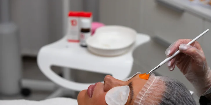 Čistá a mladistvá pleť vďaka chemickému a retinolovému peelingu - samostatné ošetrenia aj permanentky