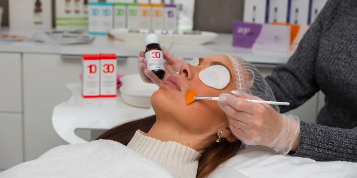 Čistá a mladistvá pleť vďaka chemickému a retinolovému peelingu - samostatné ošetrenia aj permanentky