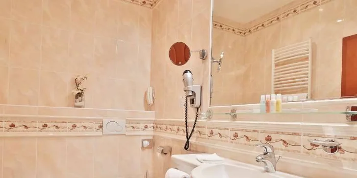 4* pobyt v centre Karlových Varov pre 2 osoby: wellness, chutná strava aj zľava na procedúry