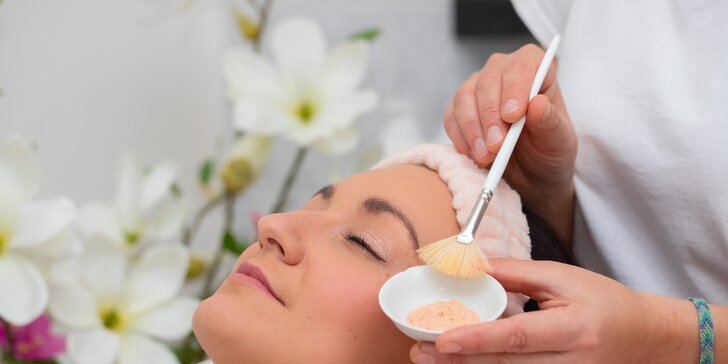 Hydratačné ošetrenie pleti, dôkladné čistenie alebo relaxačná masáž tváre, krku, dekoltu a hlavy