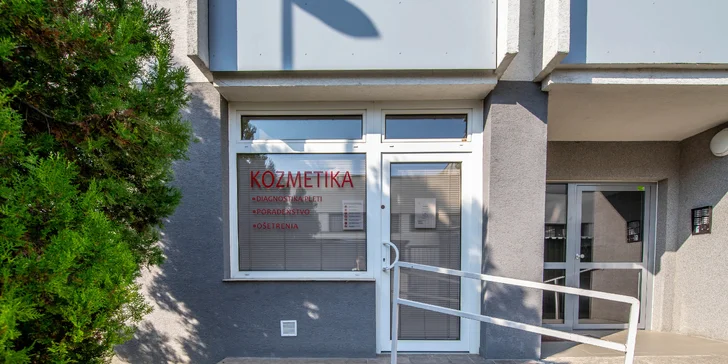 Hydratačné ošetrenie pleti, dôkladné čistenie alebo relaxačná masáž tváre, krku, dekoltu a hlavy
