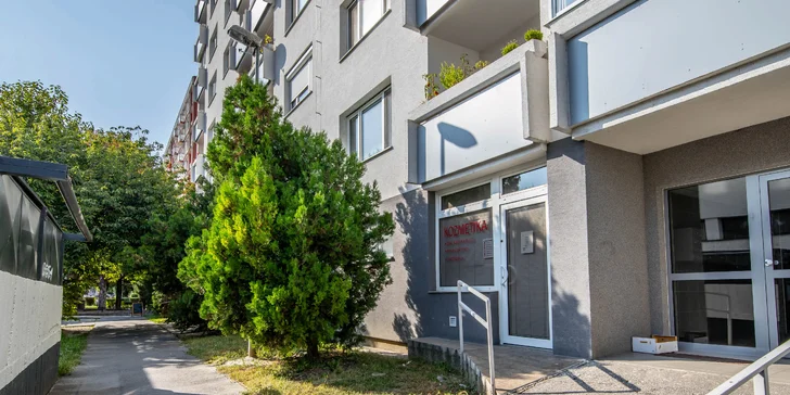 Hydratačné ošetrenie pleti, dôkladné čistenie alebo relaxačná masáž tváre, krku, dekoltu a hlavy