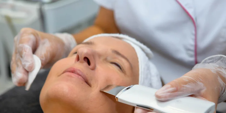Hydratačné ošetrenie pleti, dôkladné čistenie alebo relaxačná masáž tváre, krku, dekoltu a hlavy