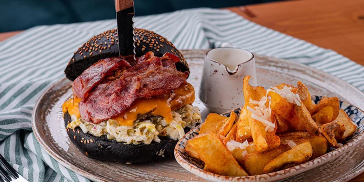 Ochutnajte originálny Chilai Black burger s hranolčekmi, omáčkou a nápojom