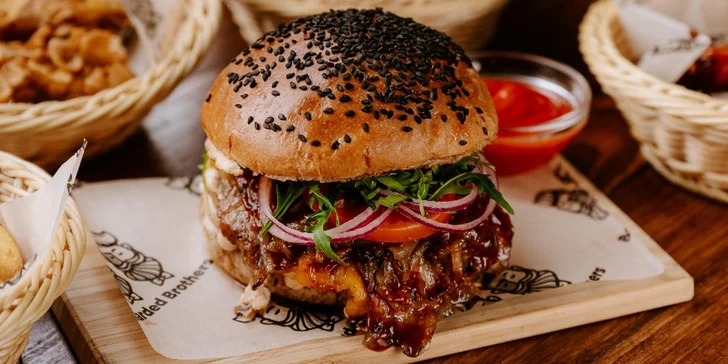 Royal Beef Burger, Chicken Dream, Family Pack či Combo do 4ky u Bradáčov
