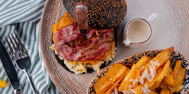 Ochutnajte originálny Chilai Black burger s hranolčekmi, omáčkou a nápojom