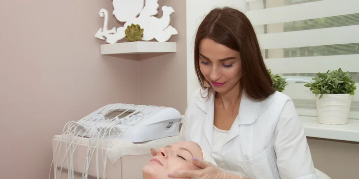 Relaxačná masáž tváre alebo ošetrenie pleti mikrodermabráziou v Charlie centrum