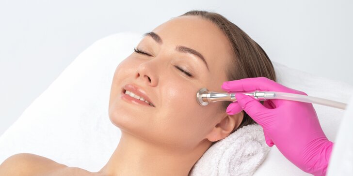 Relaxačná masáž tváre alebo ošetrenie pleti mikrodermabráziou v Charlie centrum