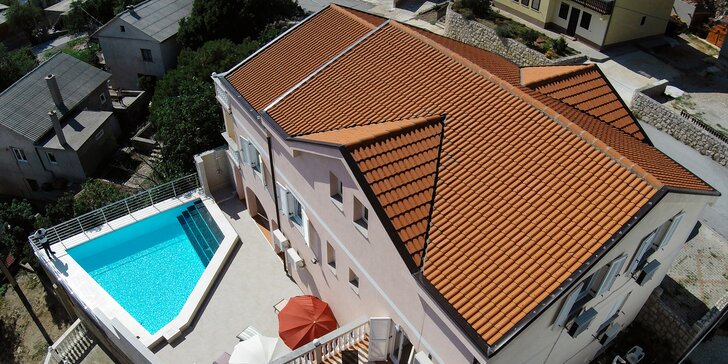 Dovolenka v Chorvátsku: apartmány s klimatizáciou až pre 7 osôb, len 400 m od pláže, vonkajší bazén