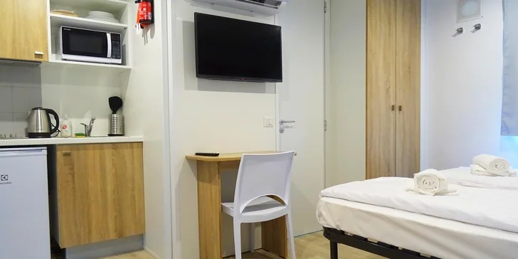 Za kúpaním k Neapolu: mobilné domčeky s klimatizáciou, terasou i kuchyňou, plne vybavený kemp a súkromná pláž