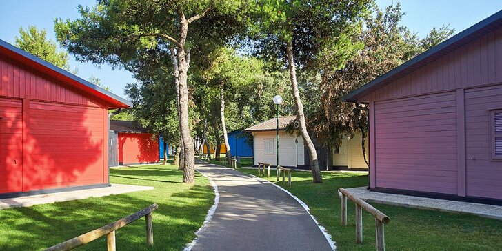 Za kúpaním k Neapolu: mobilné domčeky s klimatizáciou, terasou i kuchyňou, plne vybavený kemp a súkromná pláž