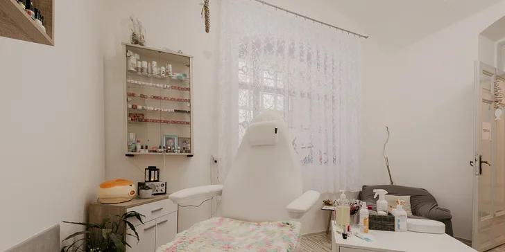 Rozmaznajte svoje nohy procedúrami od skúsenej pedikérky: gél lak, mokrá alebo japonská pedikúra