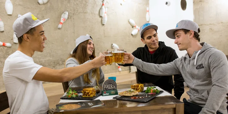 Kurací alebo bravčový Chicago smookey steak s hranolčekmi, omáčkou a šalátom Colleslaw v Bowling Erika
