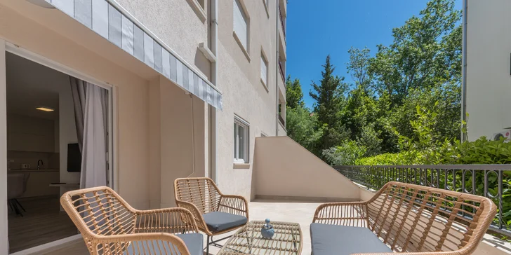 Dovolenka na Makarskej riviére: moderné vybavené apartmány až pre 6 osôb, terasa s posedením, na pláž len 50 m