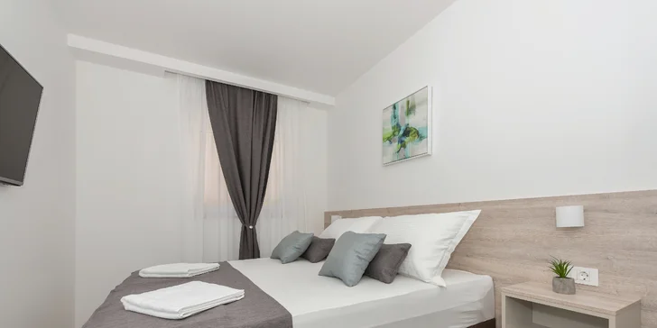 Dovolenka na Makarskej riviére: moderné vybavené apartmány až pre 6 osôb, terasa s posedením, na pláž len 50 m