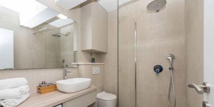 Dovolenka na Makarskej riviére: moderné vybavené apartmány až pre 6 osôb, terasa s posedením, na pláž len 50 m