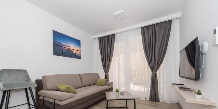 Dovolenka na Makarskej riviére: moderné vybavené apartmány až pre 6 osôb, terasa s posedením, na pláž len 50 m