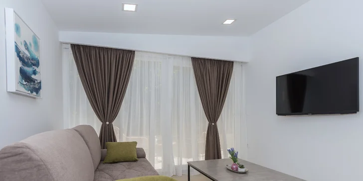 Dovolenka na Makarskej riviére: moderné vybavené apartmány až pre 6 osôb, terasa s posedením, na pláž len 50 m