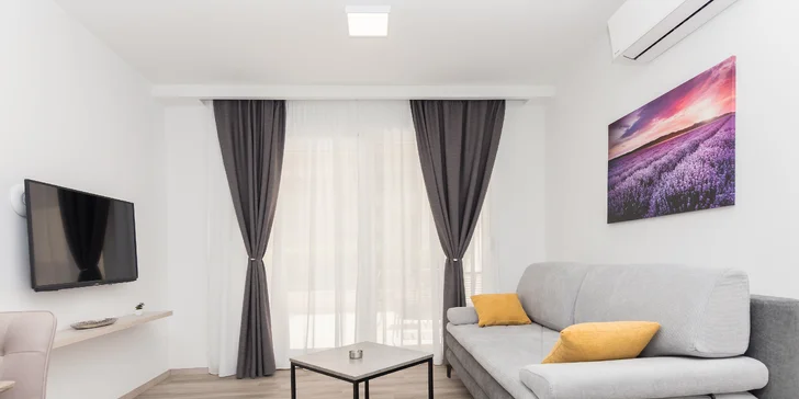 Dovolenka na Makarskej riviére: moderné vybavené apartmány až pre 6 osôb, terasa s posedením, na pláž len 50 m