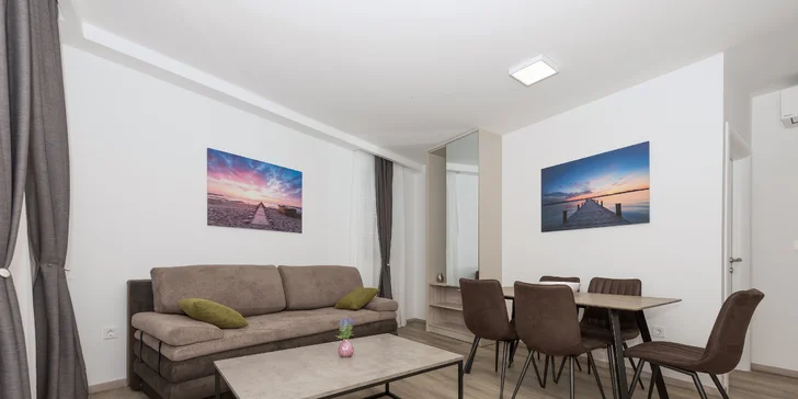 Dovolenka na Makarskej riviére: moderné vybavené apartmány až pre 6 osôb, terasa s posedením, na pláž len 50 m