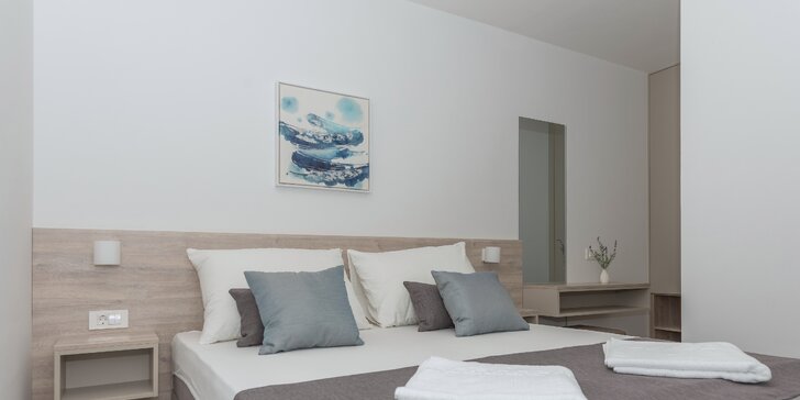 Dovolenka na Makarskej riviére: moderné vybavené apartmány až pre 6 osôb, terasa s posedením, na pláž len 50 m