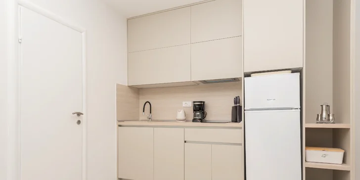 Dovolenka na Makarskej riviére: moderné vybavené apartmány až pre 6 osôb, terasa s posedením, na pláž len 50 m