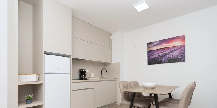 Dovolenka na Makarskej riviére: moderné vybavené apartmány až pre 6 osôb, terasa s posedením, na pláž len 50 m