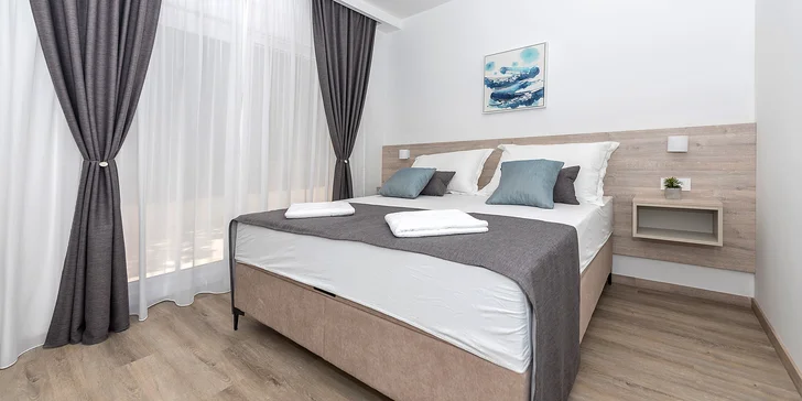Dovolenka na Makarskej riviére: moderné vybavené apartmány až pre 6 osôb, terasa s posedením, na pláž len 50 m