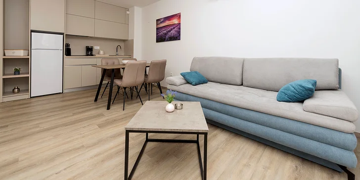 Dovolenka na Makarskej riviére: moderné vybavené apartmány až pre 6 osôb, terasa s posedením, na pláž len 50 m