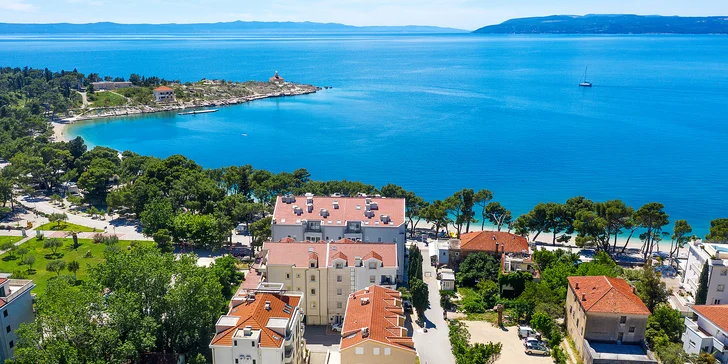 Dovolenka na Makarskej riviére: moderné vybavené apartmány až pre 6 osôb, terasa s posedením, na pláž len 50 m