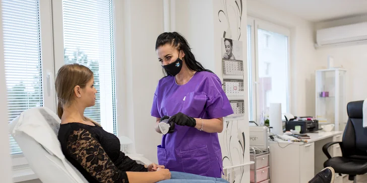 Výplň vrások alebo zvýraznenie pier kyselinou hyalurónovou v Scarlett clinic