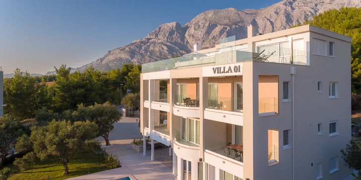 Dovolenka pri Makarskej riviére: luxusné apartmány až pre 8 osôb, vonkajší bazén s lehátkami, vybavenie na grilovanie