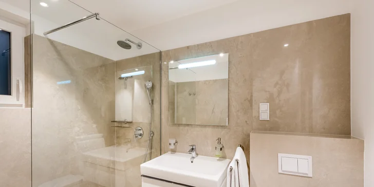 Dovolenka pri Makarskej riviére: luxusné apartmány až pre 8 osôb, vonkajší bazén s lehátkami, vybavenie na grilovanie
