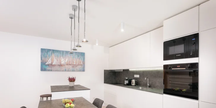 Dovolenka pri Makarskej riviére: luxusné apartmány až pre 8 osôb, vonkajší bazén s lehátkami, vybavenie na grilovanie
