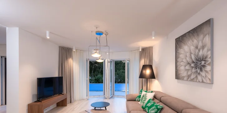 Dovolenka pri Makarskej riviére: luxusné apartmány až pre 8 osôb, vonkajší bazén s lehátkami, vybavenie na grilovanie