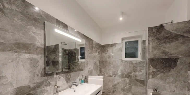 Dovolenka pri Makarskej riviére: luxusné apartmány až pre 8 osôb, vonkajší bazén s lehátkami, vybavenie na grilovanie