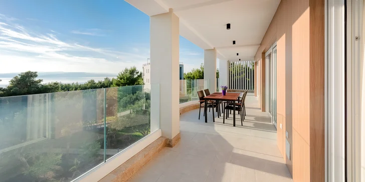 Dovolenka pri Makarskej riviére: luxusné apartmány až pre 8 osôb, vonkajší bazén s lehátkami, vybavenie na grilovanie