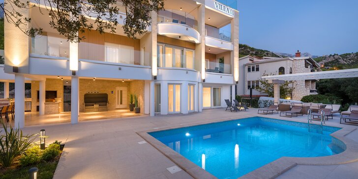 Dovolenka pri Makarskej riviére: luxusné apartmány až pre 8 osôb, vonkajší bazén s lehátkami, vybavenie na grilovanie