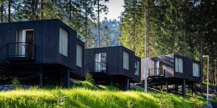 Dovolenka uprostred lesa v nových, unikátnych Björnson Tree Houses*** s neobmedzeným exteriérovým wellness, lanovkou a deťmi do 10r. zdarma!
