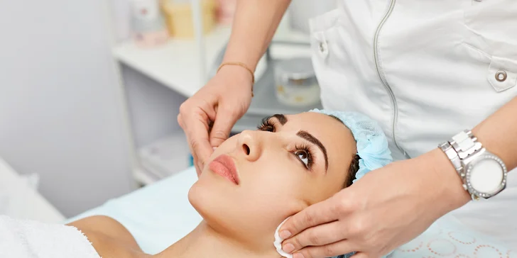 Balíčky kozmetických ošetrení: relaxačná masáž tváre, čistenie pleti skin scrubberom či laminácia obočia