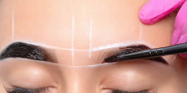 Balíčky kozmetických ošetrení: relaxačná masáž tváre, čistenie pleti skin scrubberom či laminácia obočia