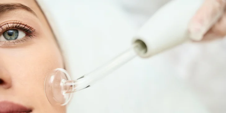 Balíčky kozmetických ošetrení: relaxačná masáž tváre, čistenie pleti skin scrubberom či laminácia obočia
