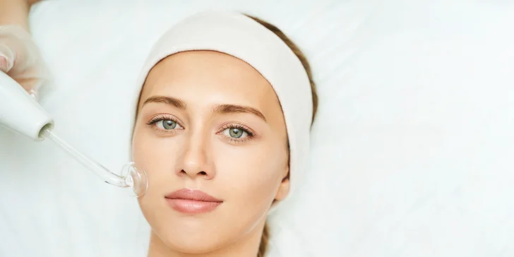 Balíčky kozmetických ošetrení: relaxačná masáž tváre, čistenie pleti skin scrubberom či laminácia obočia