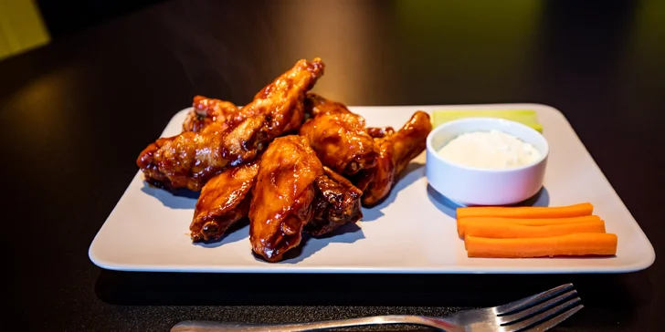 Hot dog, smažené krídelká alebo burger aj s prílohami v Bufallo Wings