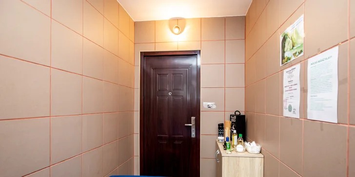 Konečne poriadny oddych: Masáž hlavy a tváre rukami a lávovými kameňmi
